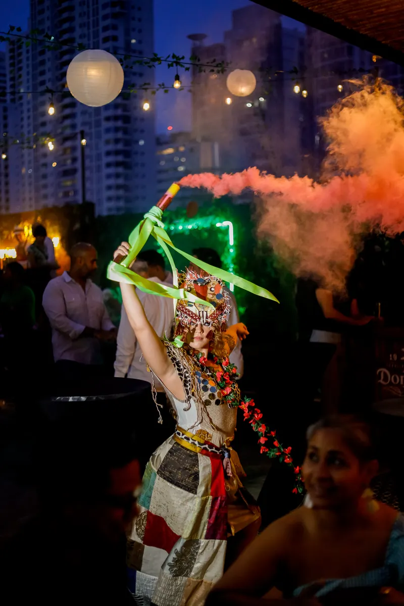 Bailarina con humo de colores en una noche temática en Terrat