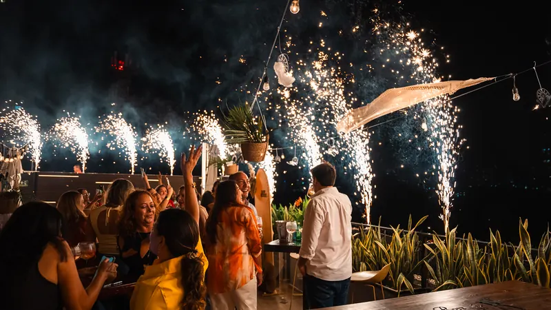 Celebración con bengalas en la terraza de Terrat