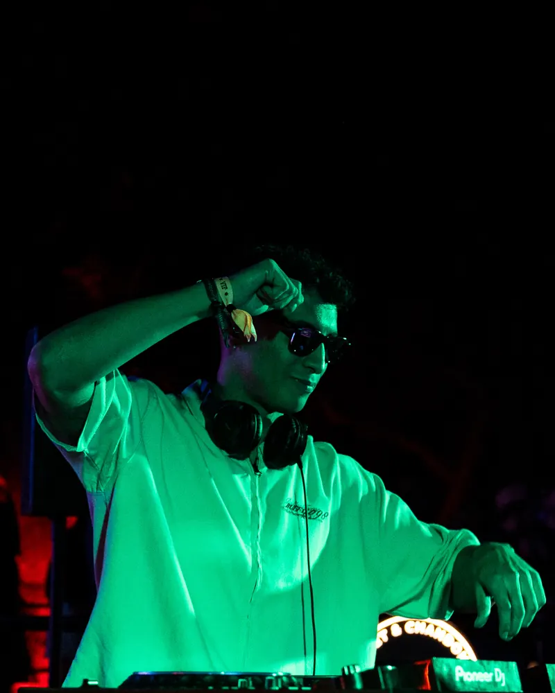 DJ de Terrat tocando de noche en la terraza, Panamá