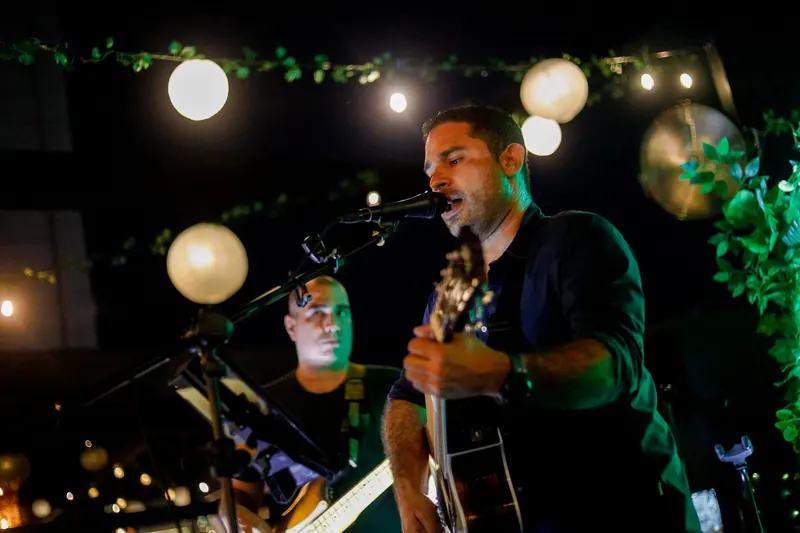 Cantante con guitarra en una noche de música en vivo en Terrat