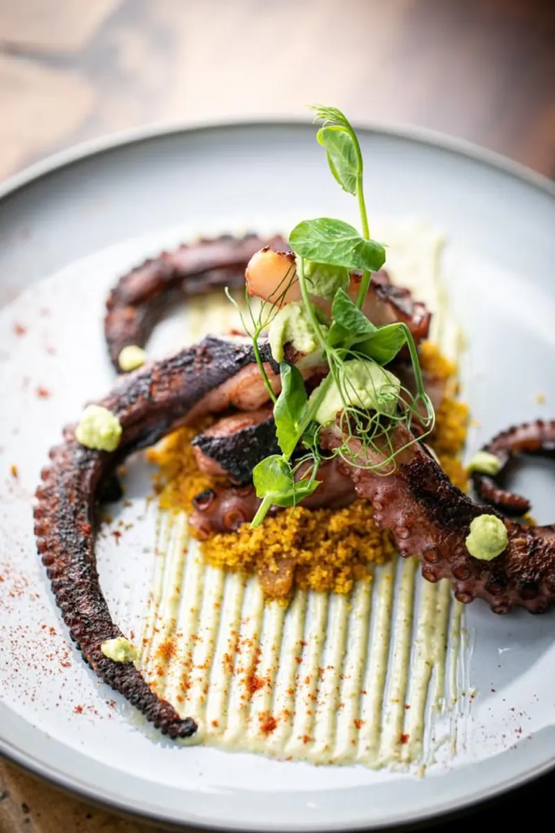 Pulpo a la robatta, plato insignia de fusión asiática-latina en Terrat Rooftop