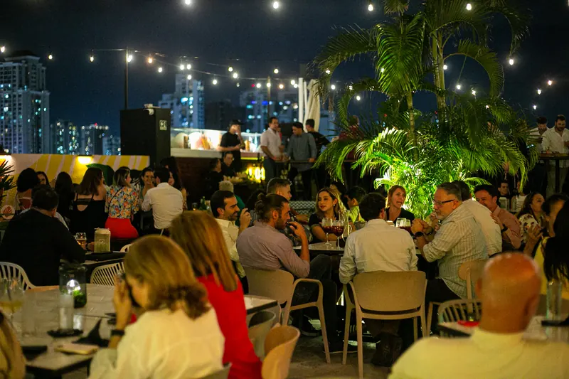 Terraza de Terrat llena de noche con los edificios de San Francisco iluminados